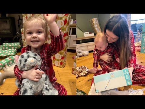 CHRISTMAS MORNING OPENING PRESENTS 2025