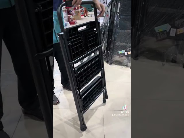 سلم حديد 4 درج لون اسود دعسة بلاستيك