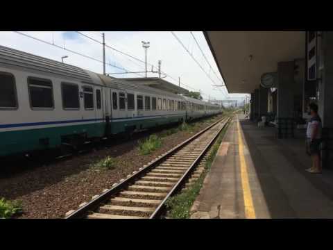 FS Italia: Intercity/Regional flies through Stazione Di Pietrasanta