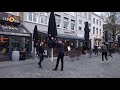 Op de Grote Markt in Breda wordt alles binnengehaald. De horecazaken moeten minstens drie weken d...