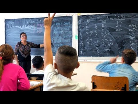 Școala din România unde elevi de 10 ani au colegi de bancă adulți de 35-40 de ani