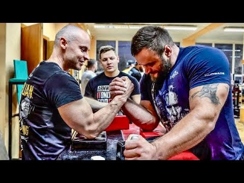 STRONGMAN AIVARS SMAUKSTELIS FIRST TIME ARM WRESTLING