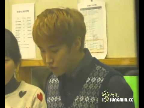 111207 Sukira - Sungmin and pizza :)