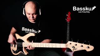 Video thumbnail for Peavey Milestone 4 Strings Bass Demo Fingerstyle by Bassku