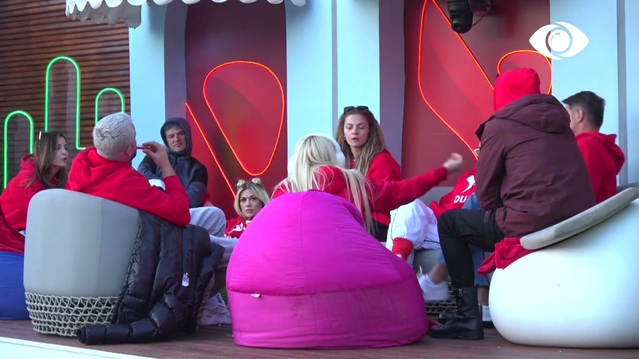 Ishte e shëmtuar/ Diskutime mes Deamishel dhe banorëve të tjerë