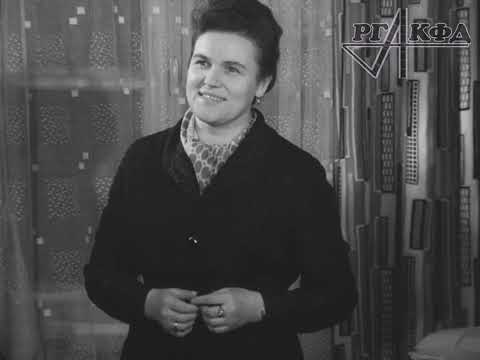 Людмила Зыкина исполняет песню "Течет Волга", за роялем композитор Марк Фрадкин (1963 г.)