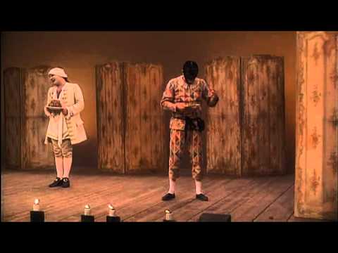 Παράδειγμα λάτσο από την παράσταση της κωμωδίας του [[#Carlo Goldoni [Κάρλο Γκολντόνι]#]] Αρλεκίνος, υπηρέτης δύο αφεντάδων [Arlecchino servitore di due padroni], σε σκηνοθεσία [[#Giorgio Strehler [Τζώρτζιο Στρέλερ]#]] και παραγωγή του [[#Piccolo Teatro di Milano#]].