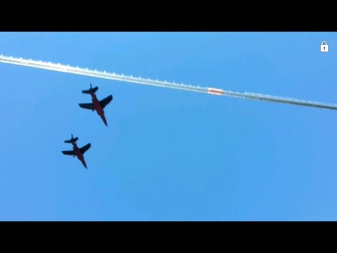 Flugshow der Flying Bulls Piloten bei der Highline 179 in Reutte