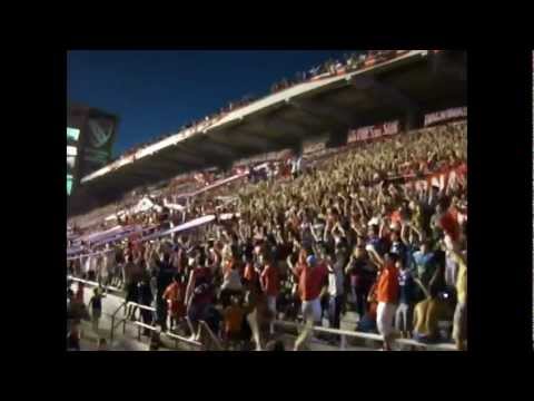 "Se cortó la luz, empezó la fiesta!" Barra: La Barra del Rojo • Club: Independiente • País: Argentina