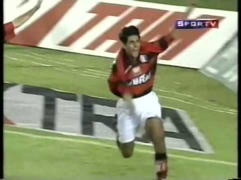 Belo gol pelo flamengo contra do Vasco em um chute forte de fora da área em 1999