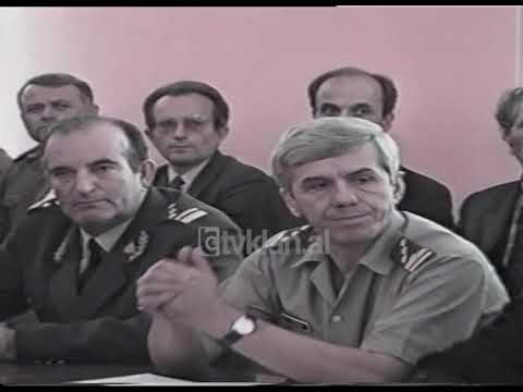Lajme Arkiva - Kryeministri Pandeli Majko ne Ministrine e Mbrojtjes (03 tetor 1998)