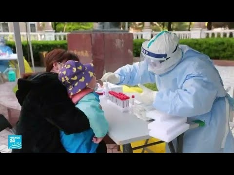 بعد انتقادات واسعة... سلطات شنغهاي الصينية تخفف إجراءات فصل الأطفال المصابين بفيروس كورونا عن آبائهم