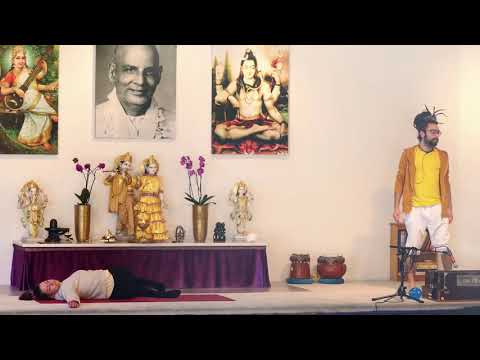 YOGA Mittelstufe mit Momo Nilakantha Jii