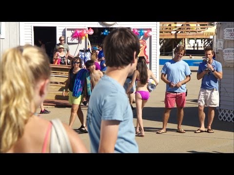 "Zurück zu deiner Freundin!" Filmausschnitt GANZ WEIT HINTEN Deutsch HD