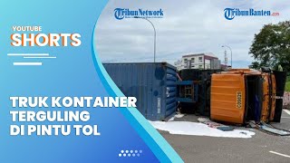 Dugaan Penyebab Truk Kontainer Bermuatan Cat Terguling di Pintu Tol Juanda Depok
