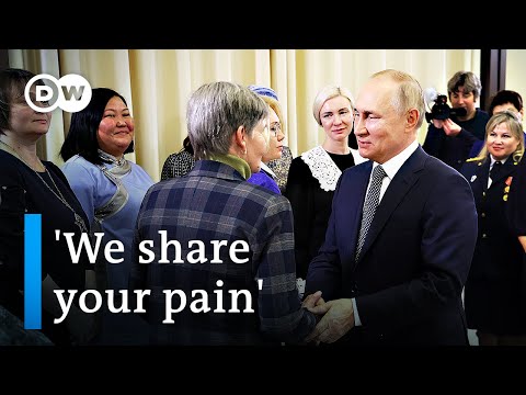 Putin holds staged meeting with mothers of Russian soldiers | DW News