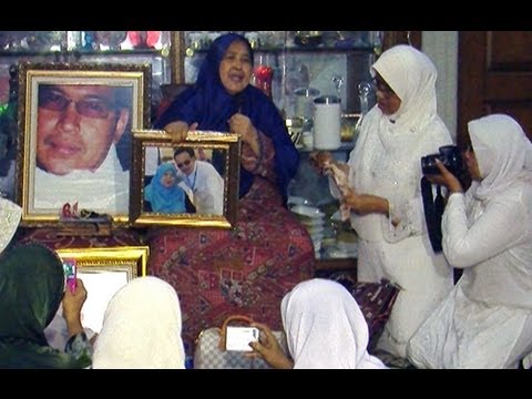 Ibunda Alm, Uje merayakan pertambahan usia dengan perasaan sedih - Was Was 5 Mei 2013