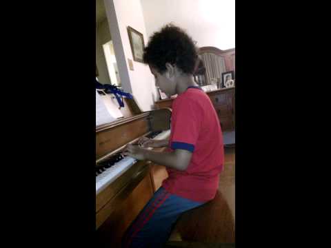 Dominic playing piano 2014 - Dominic tocando piano 2014