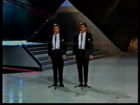 Video thumbnail for Shir Habatlanim (Hopa Hola) - (שיר הבטלנים (הופה הולה