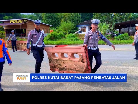 SATLANTAS POLRES KUTAI BARAT PASANG PEMBATAS JALAN UNTUK MENGURANGI KECELAKAAN LALU LINTAS