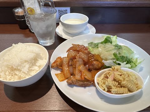 Comida occidental y vino grande.