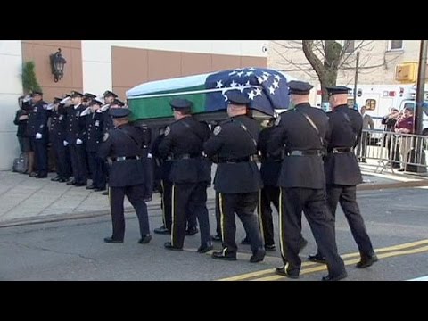 A New York i funerali dell'agente Ramos