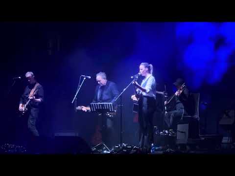 רונה קינן ויזהר אשדות מבצעים באנגלית ועברית את ״מבול ״