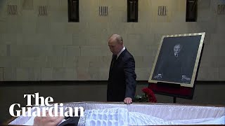 Download lagu Vladimir Putin lays flowers next to open coffin of Mikhail Gorbachev mp3
