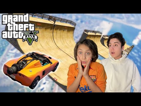 ABİMLE GTA 5 DE ARABAYLA RAMPADAN EN UZAĞA ATLAYAN KAZANIR !!