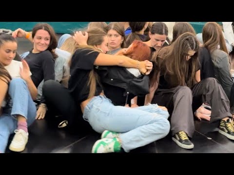 Girls fight in the middle of the Devil’s wheel Oktoberfest Teufelsrad #oktoberfest #wiesn #teufelsra