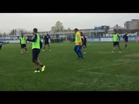 Mister Luigi Apolloni gioca con la squadra in allenamento