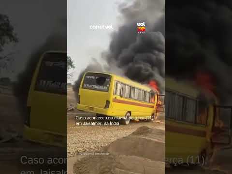 Motorista salva 17 crianças antes de fogo destruir ônibus escolar na Índia