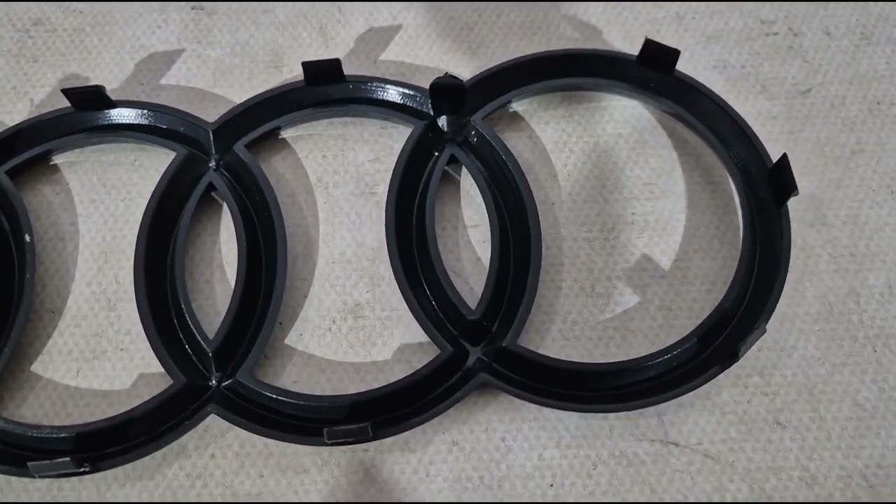 Audi Передняя эмблема Audi Black (285 мм x 97 мм) Video 1