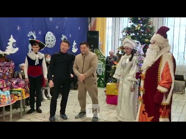 Салават Фатхетдинов вручил подарки воспитанникам приюта «Шатлык»