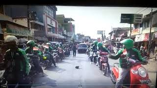 preview picture of video 'Aksi salto driver Grab pawai Kemerdekaan @ Bumiayu'