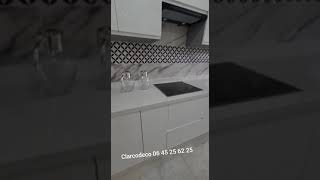 Cuisine blanche poignée intégrée avec plan de travail quartz blanc, quincaillerie Blum.