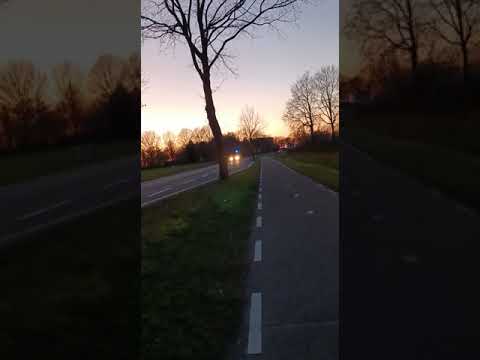 hoogwerker brandweer Deventer komt aan bij grote brand in Heeten. 1 maart 2023