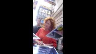 Susan Sarandon signing autographs for E1soeautographs