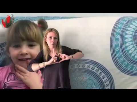 Martina e i bambini di Guanti Rossi cantano Una parola magica in LIS