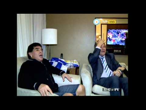 Maradona y Víctor Hugo festejan el gol de Suárez