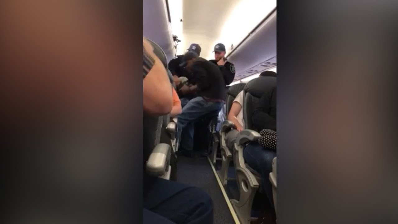 Video shows a passenger forcibly dragged off a United Airlines plane thumnail