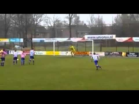 Doelman scoort tijdens USV - Balkbrug (20-03-2016)