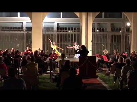 Le ballerine Greta Ferrari e Valentina Vitali interpretano l'intermezzo della Cavalleria Rusticana.