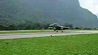 preview picture of video 'F/A-18C/D Militär Flugzeug Landung 02 / ca. 40 Meter Entf.'