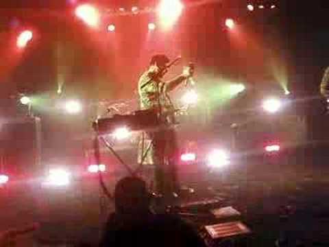Videoclip de The Earth Isnt Humming — Thrice