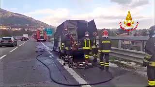 doppio-intervento-dei-vigili-in-a16-due-veicoli-in-fiamme