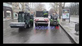 Під кінець другого дня найсильнішої ожеледиці в Миколаєві почали посипати головну пішохідну вулицю (відео)
