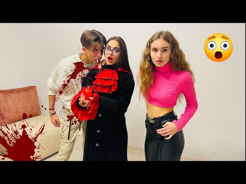 UN VAMPIRO SI E' INNAMORATO DI ME !!! - AMICI vs NEMICI - by Charlotte M.