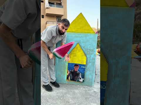 البطيخة اختفت داخل باب البيت !