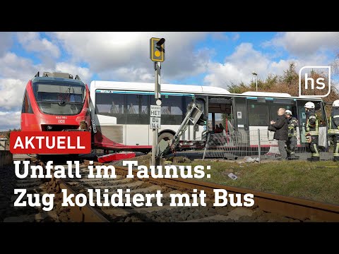 Zug kollidiert mit Schulbus – Kinder bleiben unverletzt | hessenschau